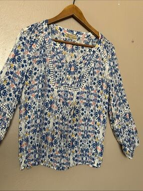 Democracy Women’s Crochet-Trim Blue Floral Peasant Top. Size Medium.